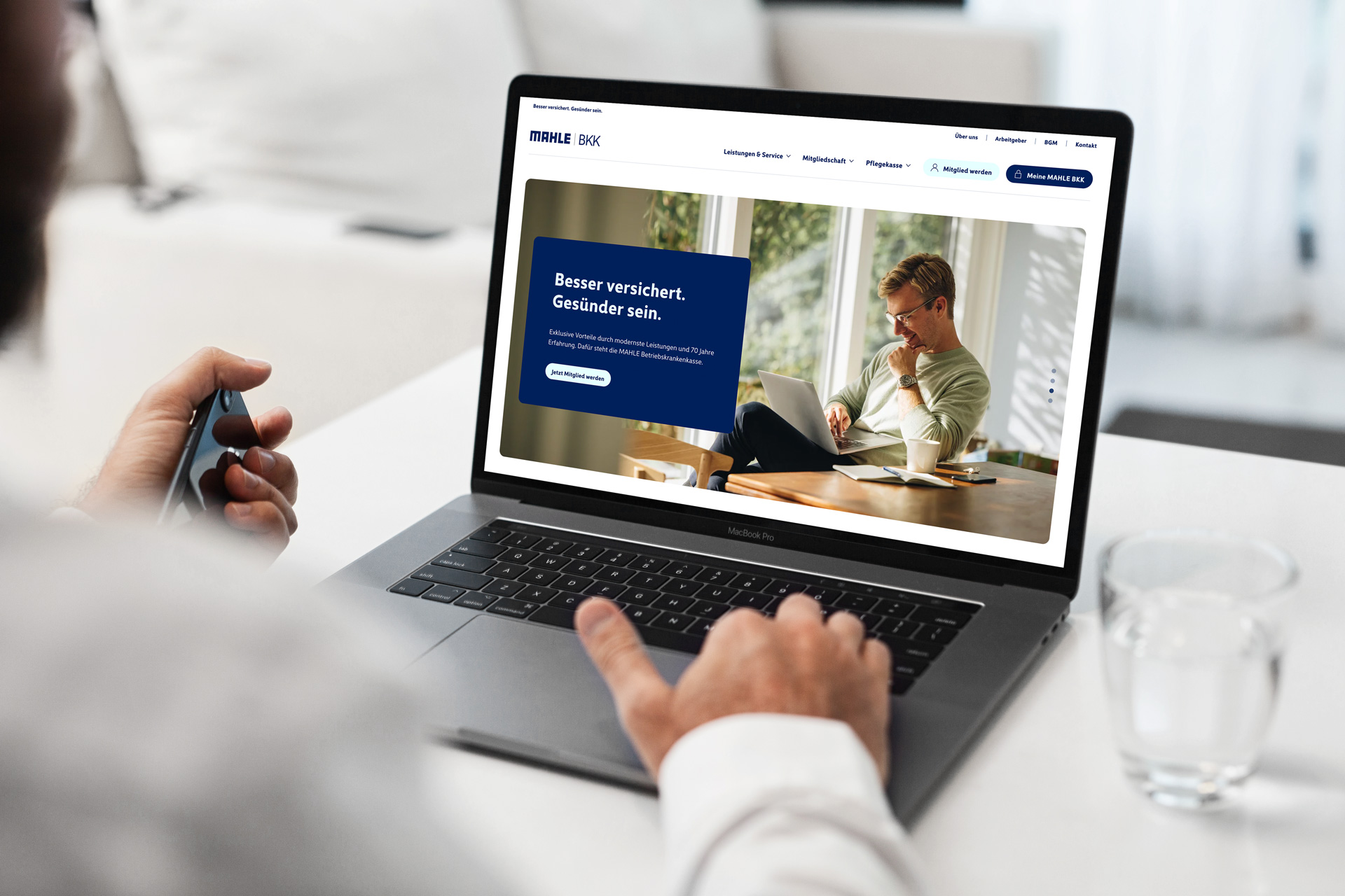 Person an Laptop mit neuem Design der MAHLE BKK